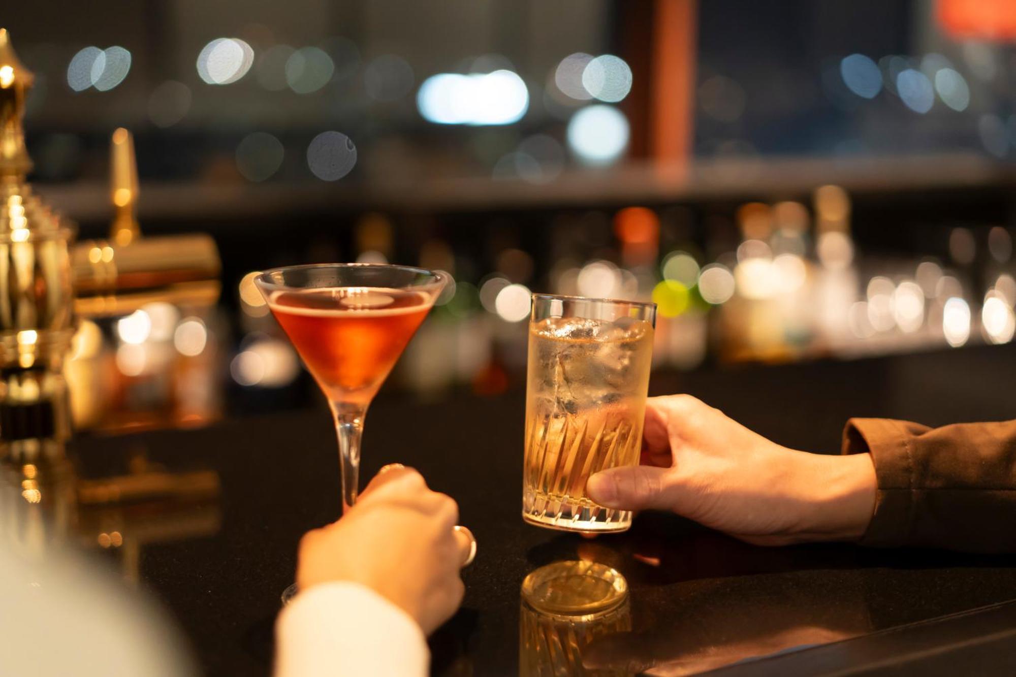 Hotel Associa Шідзуока Екстер'єр фото A bartender serving drinks