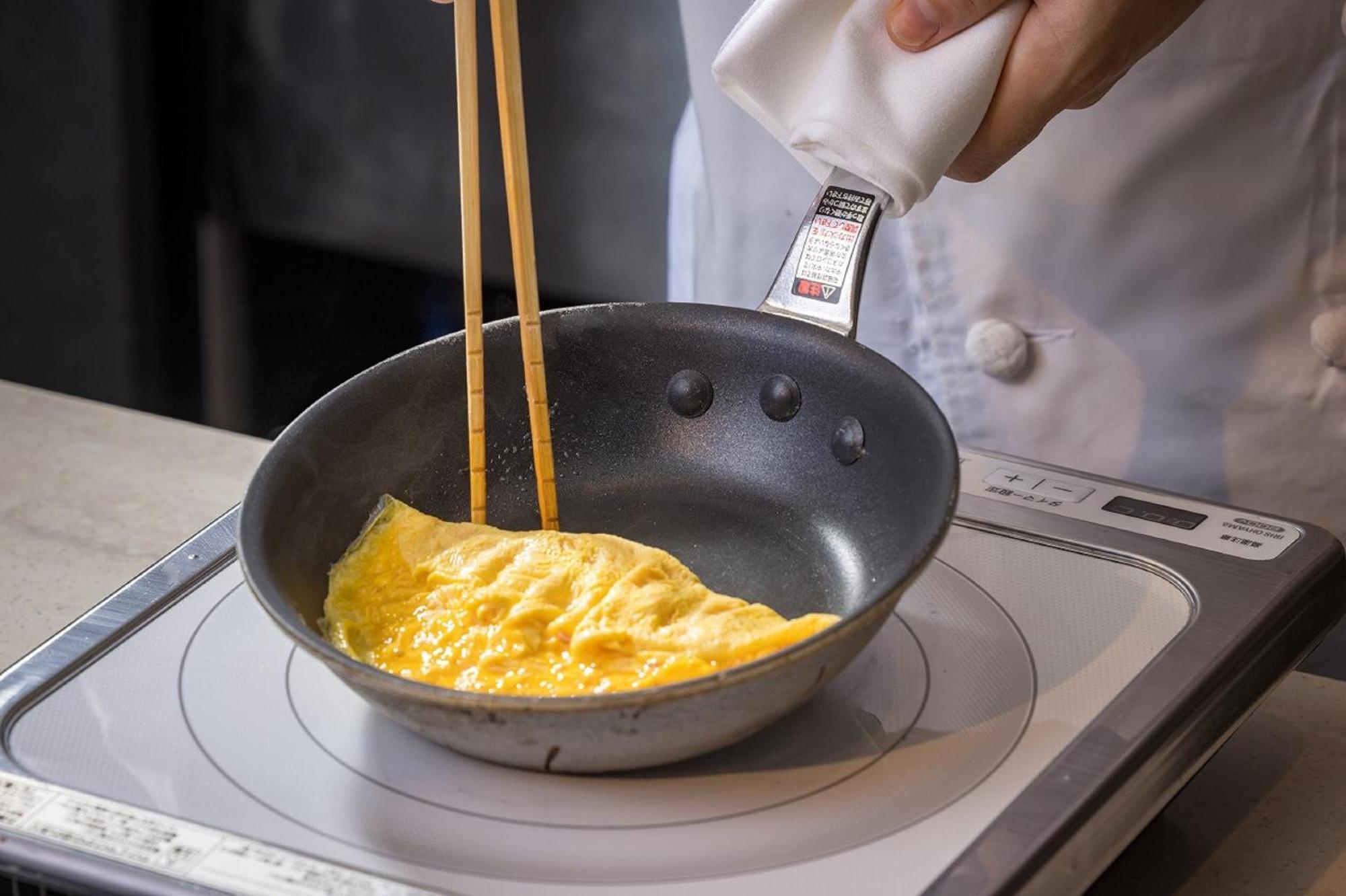 Hotel Associa Шідзуока Екстер'єр фото A chef cooking an omelette