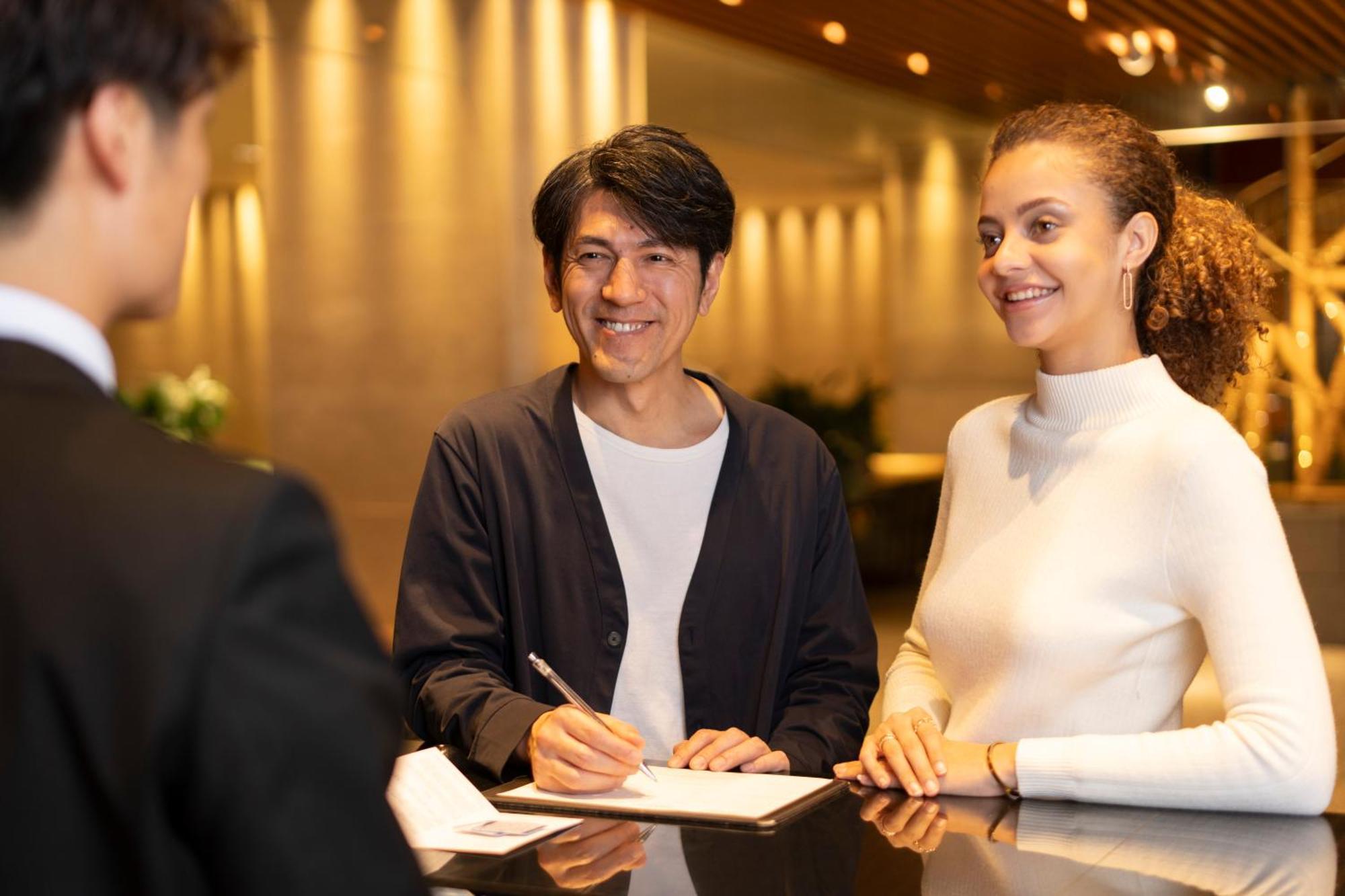 Hotel Associa Шідзуока Екстер'єр фото A hotel receptionist