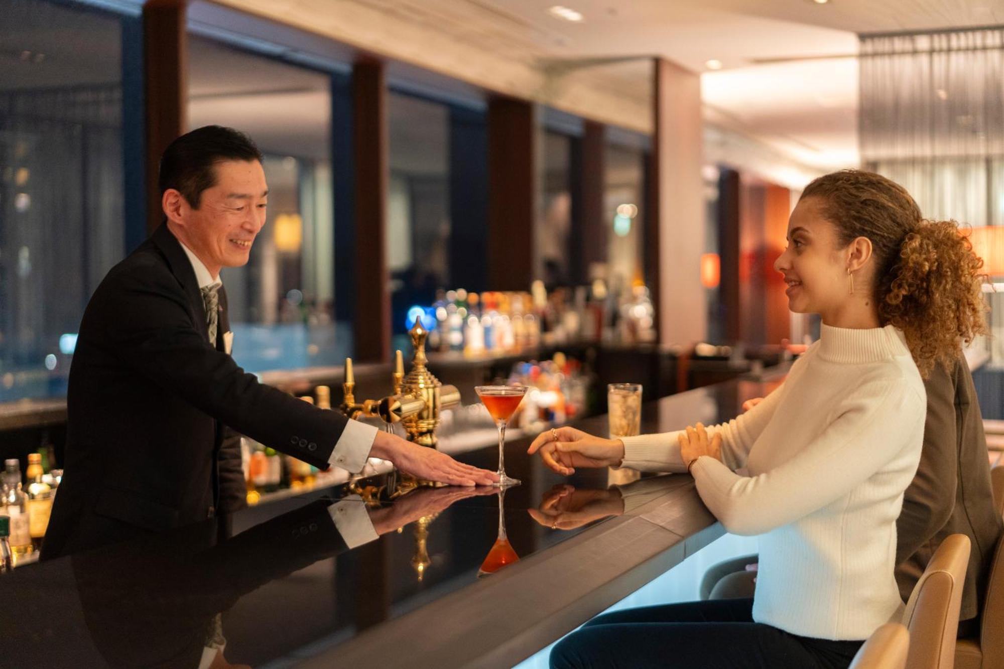 Hotel Associa Шідзуока Екстер'єр фото A bartender serving a guest