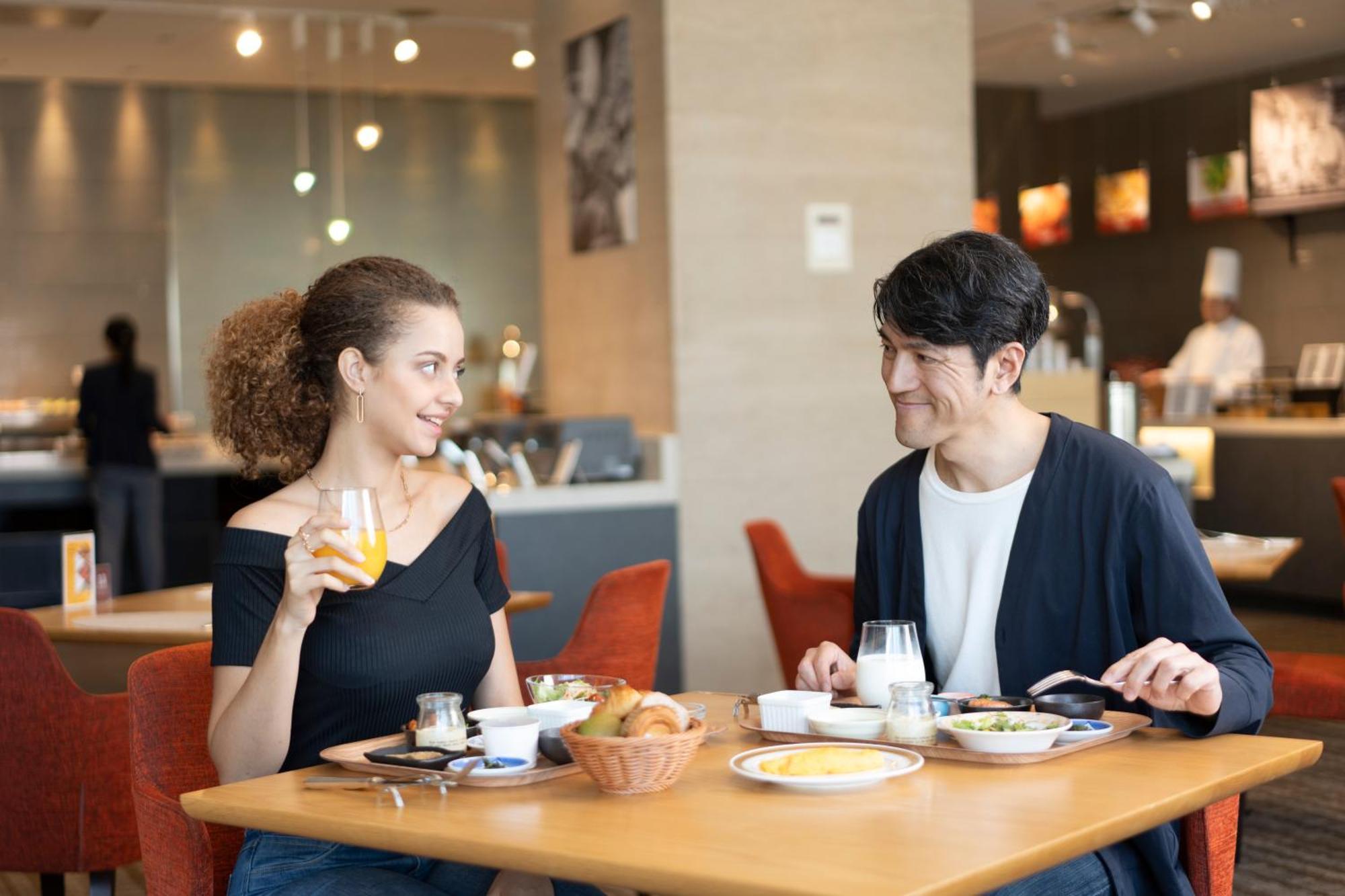 Hotel Associa Шідзуока Екстер'єр фото A couple dining at a restaurant